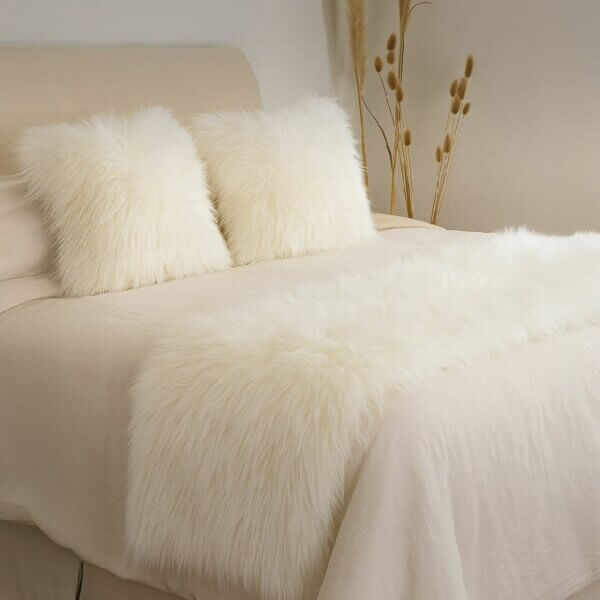 Pie de Cama 2 x 0.5 M Pelo largo + 2 Almohadones DE REGALO
